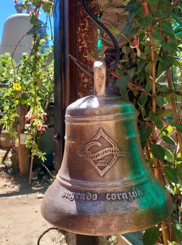 Campana de bronce brillante recién terminada